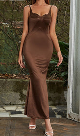 SATIN-MAXIKLEID MIT GESPLITTETEM MUSTER IN BRAUN